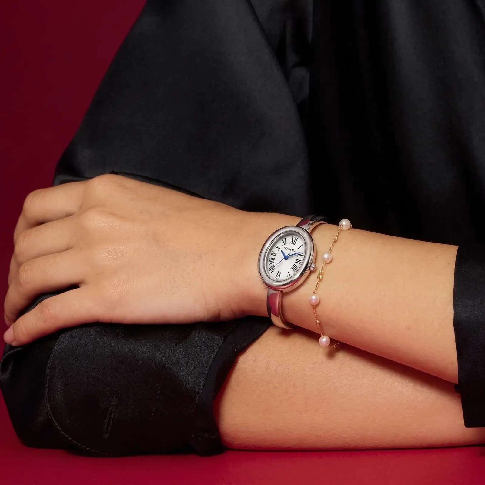 Vintage-inspireret sølv bangle ur på håndled — livsstilsfoto